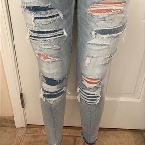 AMERICAN EAGLE LIGHT WASH RIPPED JEANS